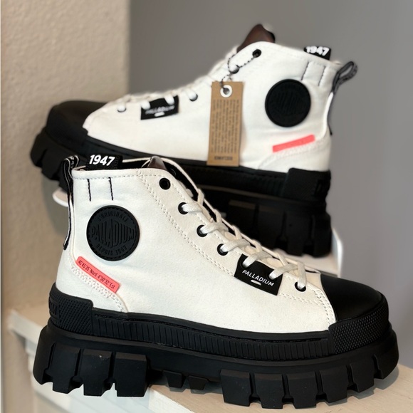 Palladium Shoes - Palladium Revolt Hi TX Star White Platform Boot / 97242-116-M / Womens Size 6.5